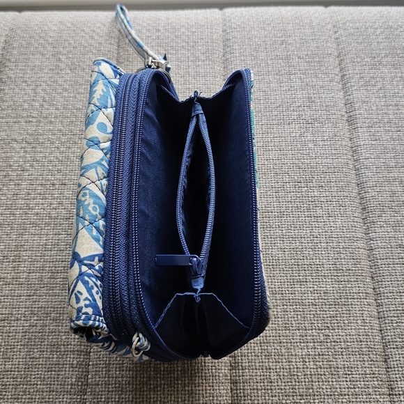 Vera Bradley Crossbody/Wristlet w/removable straps, GUC - Picture 10 of 11